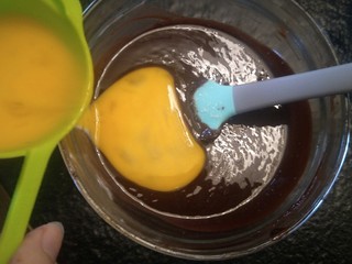 7、来自冬天的温暖—重芝士布朗尼蛋糕,再加入40克蛋液。