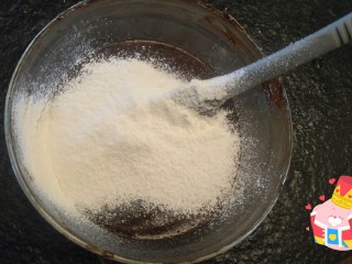 11、来自冬天的温暖—重芝士布朗尼蛋糕,过筛筛入50克面粉。