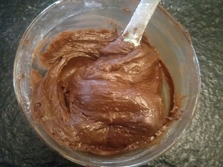 12、来自冬天的温暖—重芝士布朗尼蛋糕,慢慢翻拌均匀。