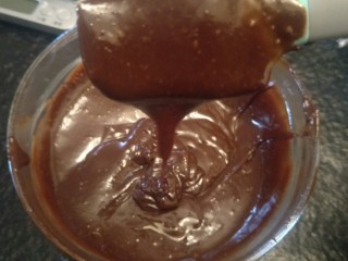 10、来自冬天的温暖—重芝士布朗尼蛋糕,再次搅拌均匀。把糖的小颗粒和小疙瘩都用力搅拌掉。在没有加入面粉之前，可以稍微大力一点。