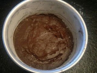 13、来自冬天的温暖—重芝士布朗尼蛋糕,小心的倒入六寸的模具中。