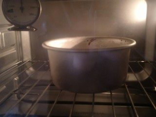 14、来自冬天的温暖—重芝士布朗尼蛋糕,烤箱预热180°，烤18分钟。烤好后烤箱不要关。继续160度预热