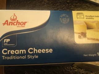 15、来自冬天的温暖—重芝士布朗尼蛋糕,在蛋糕烘烤期间，我们来准备芝士奶酪糊