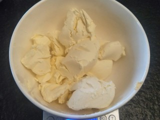 16、来自冬天的温暖—重芝士布朗尼蛋糕,称210克奶油奶酪。隔水融化。