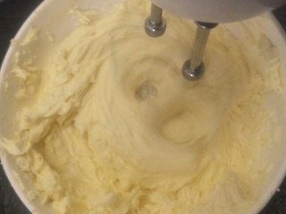 19、来自冬天的温暖—重芝士布朗尼蛋糕,周围的奶酪糊也要顾及到。时不时的要用刮刀拌。