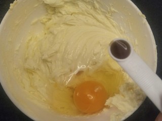 20、来自冬天的温暖—重芝士布朗尼蛋糕,等把糖都打到奶酪糊后＋一个大鸡蛋(60克)＋1.25ml香草精(1/4汤匙)