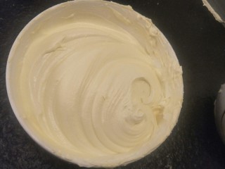 23、来自冬天的温暖—重芝士布朗尼蛋糕,再开打蛋器低速搅打，这时候的奶酪糊应该是细腻无颗粒的。