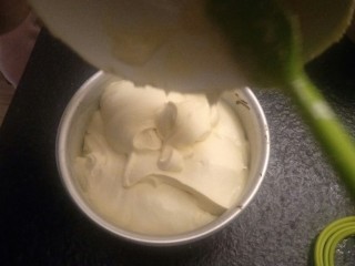 25、来自冬天的温暖—重芝士布朗尼蛋糕,把调好的奶酪糊倒再蛋糕上。