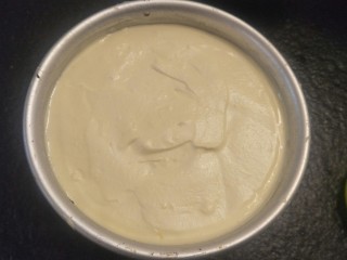 26、来自冬天的温暖—重芝士布朗尼蛋糕,轻轻抹平表面。