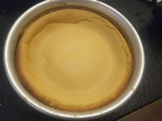 29、来自冬天的温暖—重芝士布朗尼蛋糕,出入后慢慢放凉，有微微回缩是正常现象。刚刚出炉的蛋糕很嫩冰箱冷藏4小时到一晚