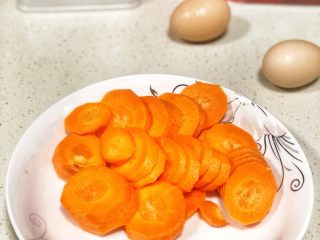 1、西兰花胡萝卜鸡蛋饼,胡萝卜去皮，切成片