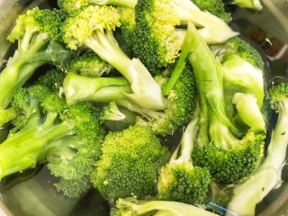 2、西兰花胡萝卜鸡蛋饼,西兰花掰成小朵洗净，再浸泡一会儿