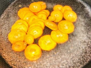 3、西兰花胡萝卜鸡蛋饼,胡萝卜开水焯1分钟即可