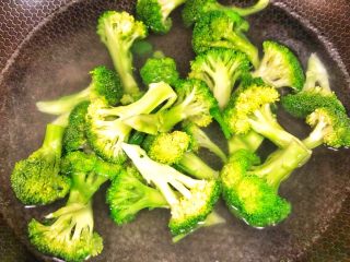 4、西兰花胡萝卜鸡蛋饼,西兰花开水焯30秒左右就行