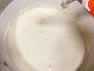 6、西兰花胡萝卜鸡蛋饼,面粉加入适量清水，搅拌成糊状