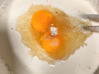 7、西兰花胡萝卜鸡蛋饼,加入鸡蛋，适量盐，鸡精，十三香，调料因人而异，然后搅拌均匀