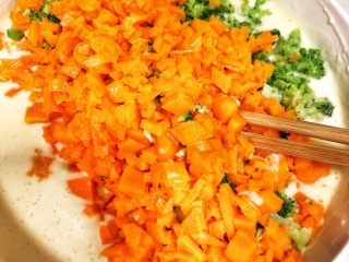 8、西兰花胡萝卜鸡蛋饼,再加入切碎的西兰花胡萝卜，搅拌均匀