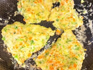 11、西兰花胡萝卜鸡蛋饼,煎成两面都是金黄色即可～