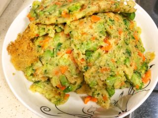 12、西兰花胡萝卜鸡蛋饼,哈哈哈，看着不好看，但是真的很好吃????