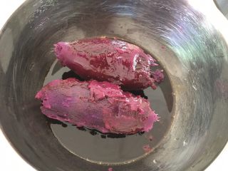 4、红糖紫薯饼,加入红薯。