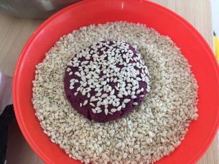 11、红糖紫薯饼,两面沾上白芝麻。
