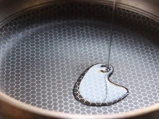 3、油焖大虾,锅中加油。