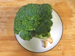 2、超满足便当（4）,蒜蓉西兰花备料 西兰花一颗 蒜瓣2-3颗