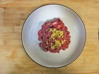 5、超满足便当（4）,牛肉切薄片 放入姜末