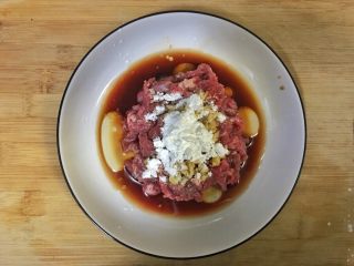 6、超满足便当（4）,两勺生抽 一勺半料酒 大半勺油 少许淀粉