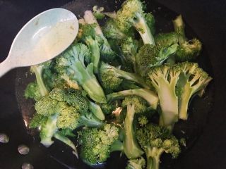 11、超满足便当（4）,放入西兰花 加少许油