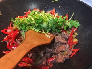 27、超满足便当（4）,放入香菜干翻炒