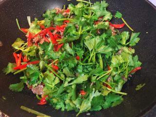 30、超满足便当（4）,关小火 加入香菜叶翻炒均匀 即可关火