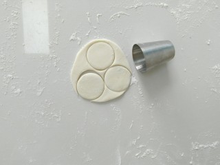 5、小白象花样馒头,然后，用圆形模具，压出圆形白面片。
