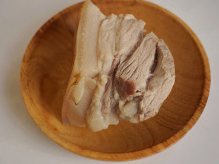 3、烧白,待五花肉煮断生之后捞出沥干水分