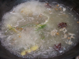 4、烧白,煮肉用的水不要扔掉，留着后面还有用