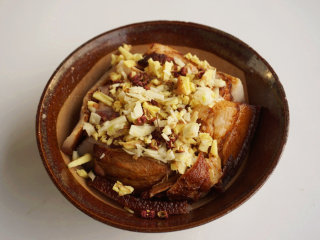 10、烧白,将切碎的姜米、蒜米、花椒粒撒在肉片上