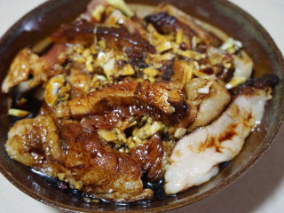 12、烧白,将调味汁均匀的淋在肉片上