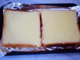 9、熔岩乳酪吐司,待乳酪液晾凉后开始变得浓稠时，再均匀的涂抹于土司上面，再撒上杏仁片