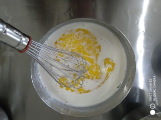 6、可露丽,第6部加入隔水融化的黄油搅拌均匀，然后加入朗姆酒