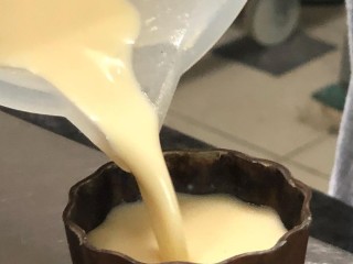 8、可露丽,可露丽面糊倒入模具8-9分满，（面糊去模具之前用融化的黄油，没一个模具用刷子，刷一层黄油，方便烤好的可露丽沱模）220度烤15分钟，180烤50分钟，也可以直接190烤1个小时，烤好的可露丽 表面颜色上色均匀  不冒油泡