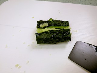 4、清爽拍青瓜,用刀侧面把青瓜拍裂。