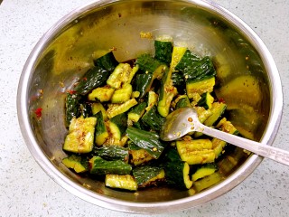 8、清爽拍青瓜,用勺子拌匀。