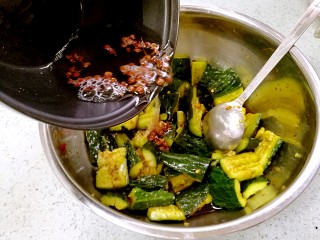 11、清爽拍青瓜,等闻到花椒香味时，趁热浇在青瓜上。