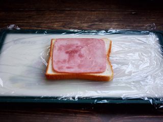 4、三明治,放入一片火腿。