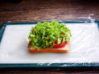 7、三明治,放入生菜丝。