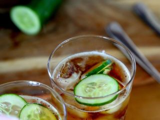 5、英式水果鸡尾酒Pimm's,8.切几片黄瓜放入杯中。