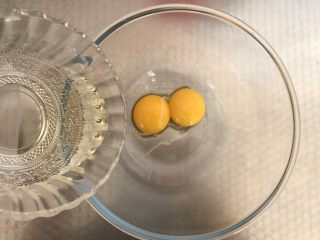 2、海苔肉松小贝,蛋黄中加入玉米油