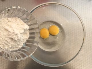 4、海苔肉松小贝,最后加入低筋面粉