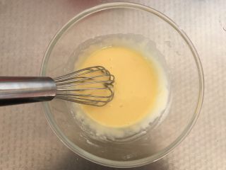5、海苔肉松小贝,搅拌均匀，蛋黄糊不能过度搅拌，防止起筋