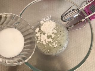 6、海苔肉松小贝,蛋白用电动打蛋器打至鱼眼泡，加入淀粉和白糖，继续打发